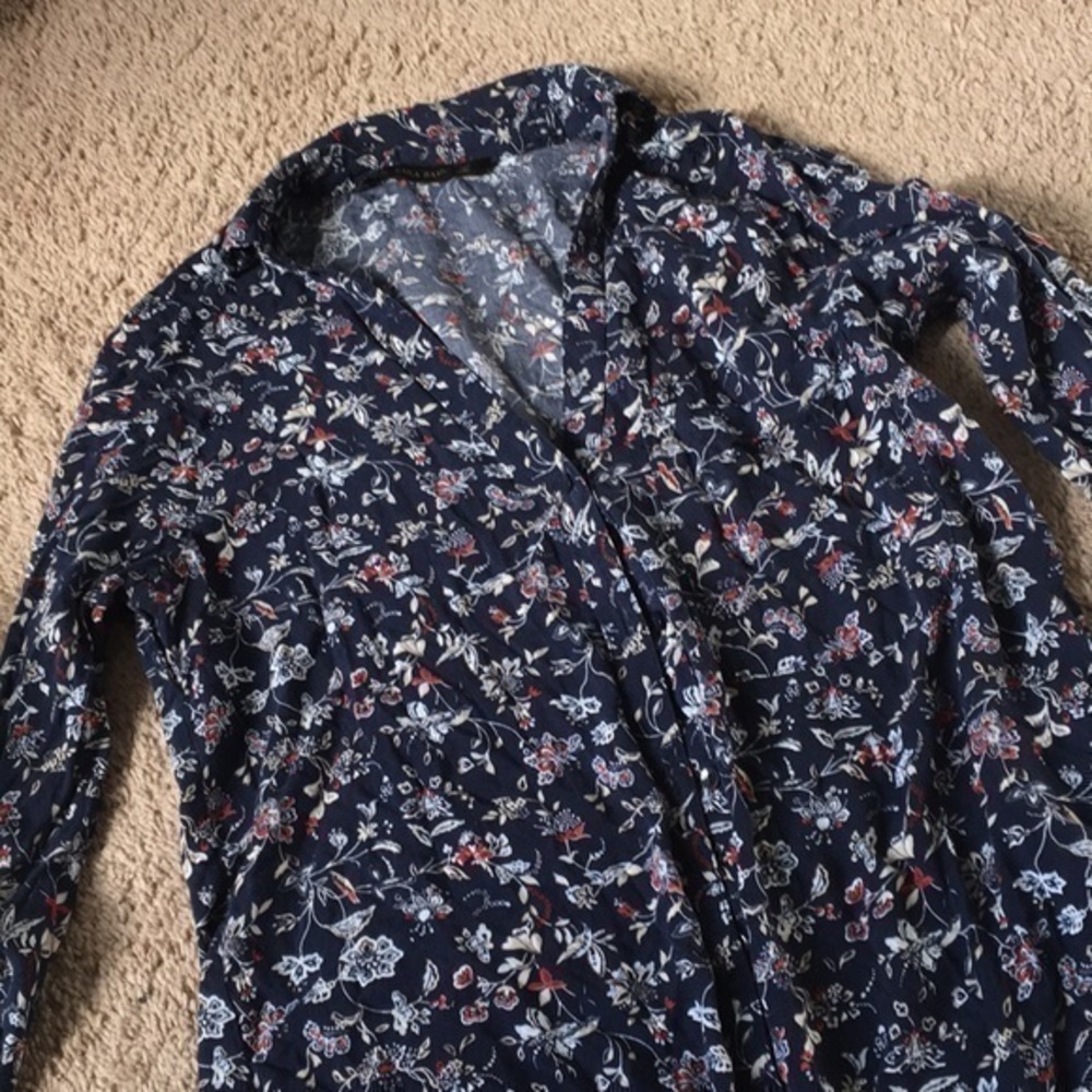 🌹Zara navy floral top so comfy great deal!!